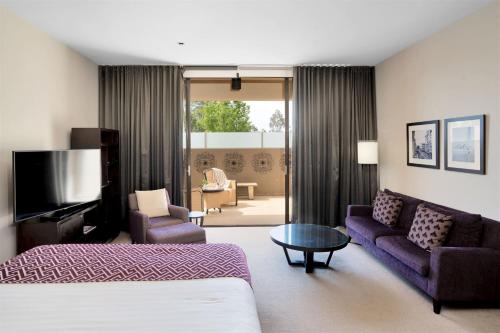波高尔宾复古之伊兰堡酒店的酒店客房设有床和客厅。