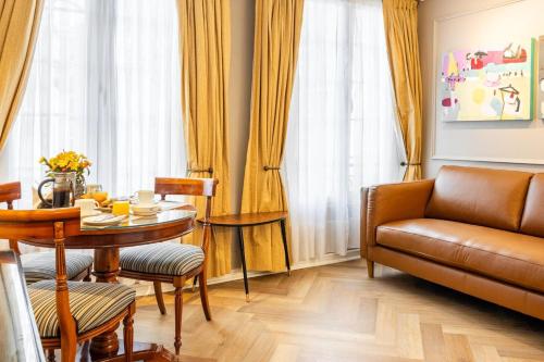 圣地亚哥Orly Suites的客厅配有桌子和沙发