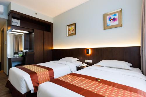 古晋56酒店的酒店客房带两张床和一间浴室