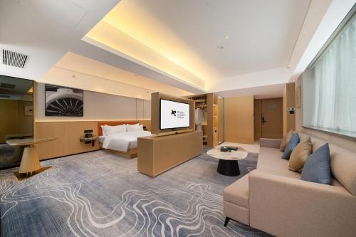 花都广州白云机场丽呈睿轩酒店的配有一张床和一台平面电视的酒店客房