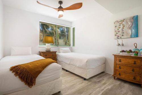 拜伦湾A Perfect Stay - Apartment 3 Surfside的一间卧室配有两张床和吊扇