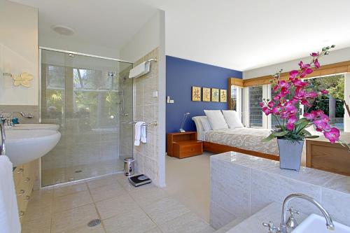 EwingsdaleA Perfect Stay - Abode at Byron的配有床、淋浴和盥洗盆的浴室