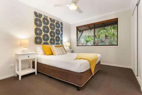 拜伦湾A Perfect Stay - Beach House at Tallows的一间卧室设有一张大床和一个窗户。