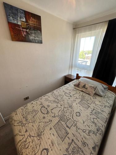 圣佩德罗德拉帕斯Bella Lombarda的卧室配有一张壁挂图床