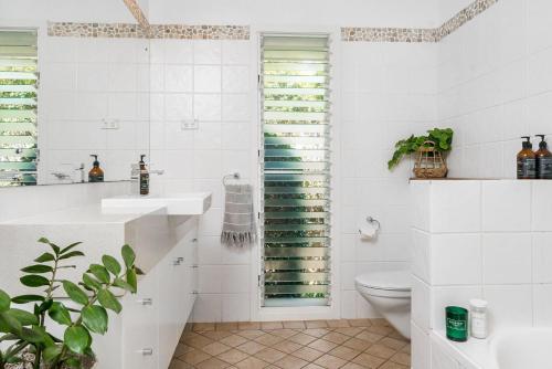 Coorabell CreekA Perfect Stay - Byrons Brae的白色的浴室设有卫生间和水槽。
