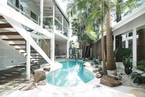拜伦湾A Perfect Stay - Cactus Rose Villa的一座建筑物中央的游泳池