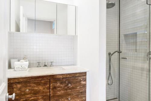 拜伦湾A Perfect Stay - Kia Ora Byron的一间带水槽和淋浴的浴室