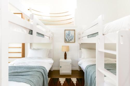 拜伦湾A Perfect Stay - Kia Ora Byron的卧室设有2张床和白色双层床