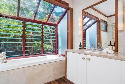 拜伦湾A Perfect Stay - Longhouse的带浴缸的浴室和大窗户