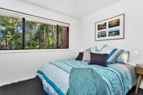 拜伦湾A Perfect Stay - Mahogany Lodge的一间卧室设有一张床和一个大窗户