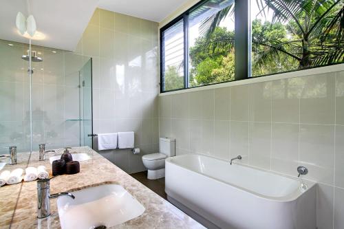 拜伦湾A Perfect Stay - Ocean View at Kiah的带浴缸、卫生间和盥洗盆的浴室