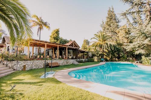 利马切Hotel Fundo Las Tortolas的房屋前的游泳池