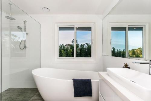 拜伦湾A Perfect Stay - Villa St Helena的白色的浴室设有浴缸和两个盥洗盆