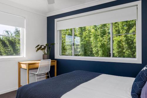 拜伦湾A Perfect Stay - Villa St Helena的一间卧室配有一张床和一张带窗户的书桌