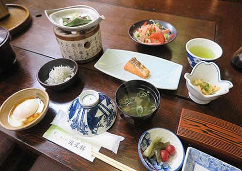 Urugiglampark Morinoyado Nagano的一张木桌,上面放着一碗食物