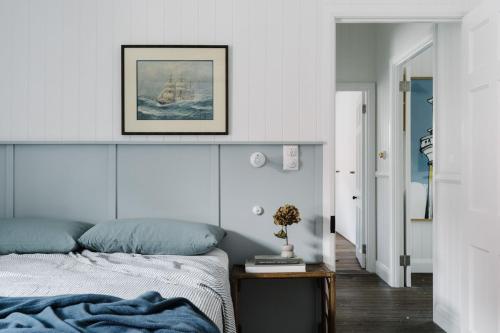 布伦瑞克黑兹RiverFish的卧室配有一张床,墙上挂着一幅画