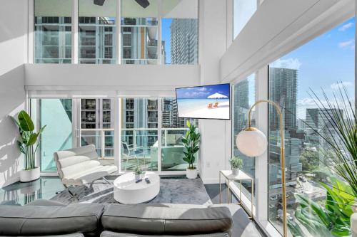 迈阿密Iconic 2 BR LOFT Brickell-Stunning views的带沙发和电视的客厅