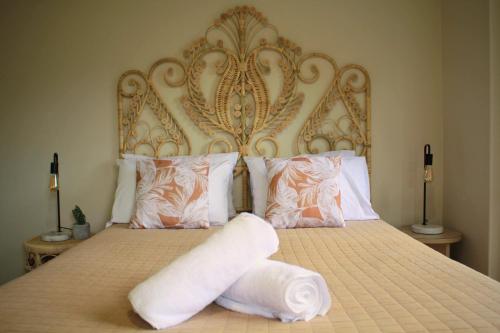 耶蓬Executive Town House - Oceans 3的床上铺着白色毛巾