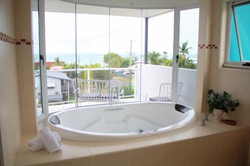 耶蓬Executive Town House - Oceans 3的带浴缸的大窗户