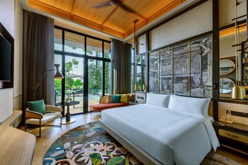 新加坡Artyzen Singapore的一间带大床的卧室和一间客厅