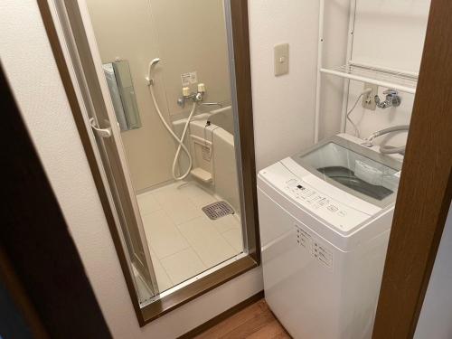 札幌STAY Moiwayama201的带淋浴和洗衣机的小浴室