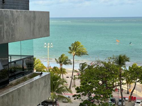 马塞约Apartamento em Maceió á beira mar的从大楼欣赏海滩美景