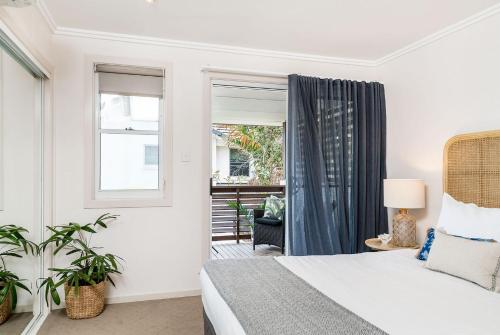 拜伦湾A Perfect Stay - Drift的一间卧室设有一张床和一个窗口