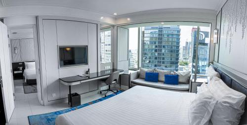 曼谷通罗素坤逸中心55超豪华酒店的一间卧室配有一张床和一张带电脑的书桌