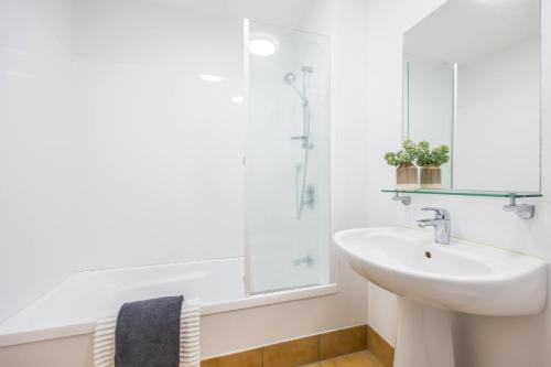 奥克兰3 BDR CBD Get Away的白色的浴室设有水槽和镜子