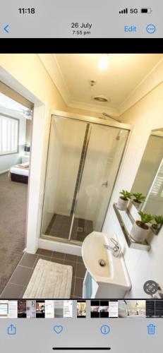 悉尼STUDIO IN BONDI的浴室配有白色水槽和淋浴。
