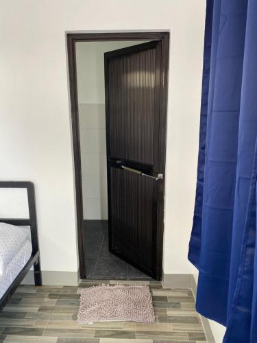 大雅台奇拉克斯汽车旅馆的一间有蓝色窗帘和地毯的房间的门