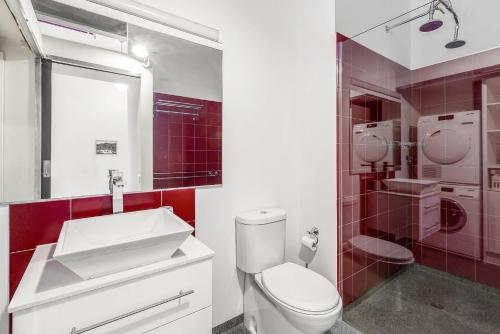 墨尔本Boutique Stays - Loft on Rose的浴室配有白色卫生间和盥洗盆。
