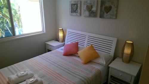 佩里吉安比奇赛尔斯生活风格度假村的一间卧室配有一张带两个枕头的床