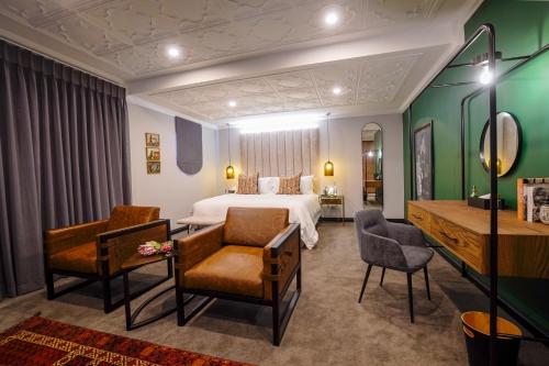 约翰内斯堡Sanctuary Mandela的酒店客房,配有一张床、一张桌子和椅子