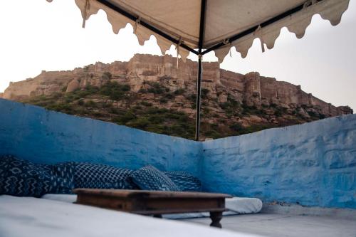 焦特布尔Bristows Haveli Homestay的山景卧室 - 带蓝墙