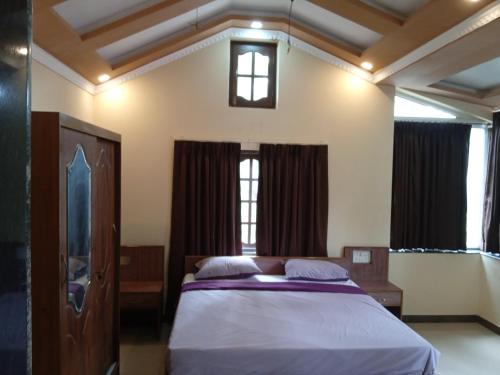 波尔沃林Casa Coutinho的一间卧室设有一张床和两个窗户。