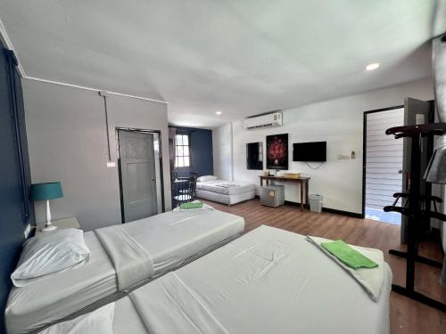 皮皮岛皮皮岛酒店的一间带两张床的卧室和一间客厅