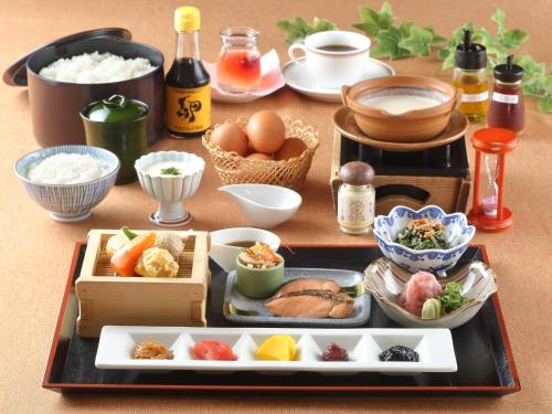 京都嵯峨岚山比纳里奥酒店的一张桌子,上面放着一盘食物和其他食物