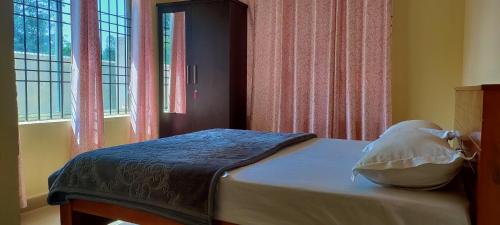 马迪凯里Chesna Cottage的一间卧室配有一张带枕头和窗户的床