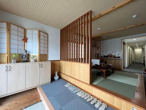 成田Karin doo Hotel的一间设有凉鞋的地板和镜子的客房