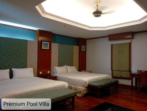 波德申ALPINE GLX PD Port Dickson的酒店客房设有两张床和天花板