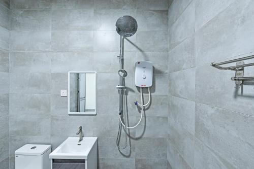 阿罗士打Capital O 90882 Padi Hotel的带淋浴的浴室(带卫生间和水槽)