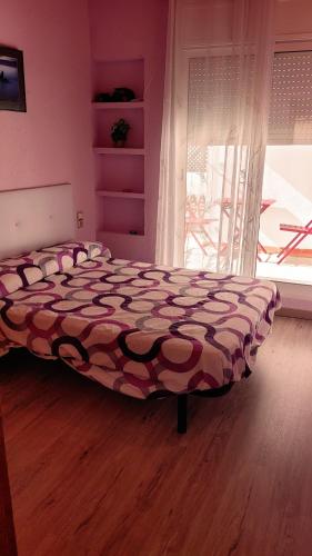 兰卡Atico en centro historico的一间带床的卧室,位于带窗户的房间内