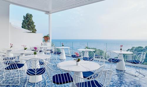卡普里Hotel Scalinatella的海景客房 - 带桌椅