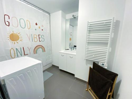 马赛NEW JOLIETTE Comfortable Apartment well located with private parking的白色的浴室设有水槽和镜子