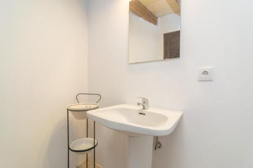 阿尔盖达Can Serral的白色的浴室设有水槽和镜子