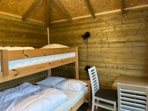 艾于兰Winjum Cabin Aurland Stegastein的一间卧室配有两张双层床和一张书桌