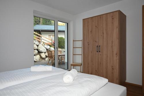 施特格Alpin 1100的一间卧室设有两张床和大窗户