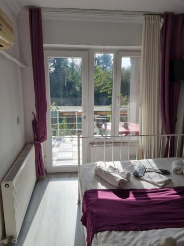 希莱agva temmuz otel的一间卧室设有一张床和一个大窗户