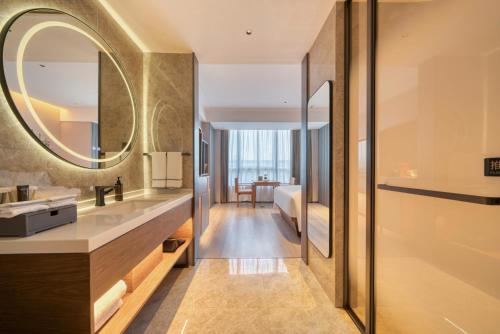 杭州杭州拱墅大运河逸扉酒店 的一间带水槽和镜子的浴室